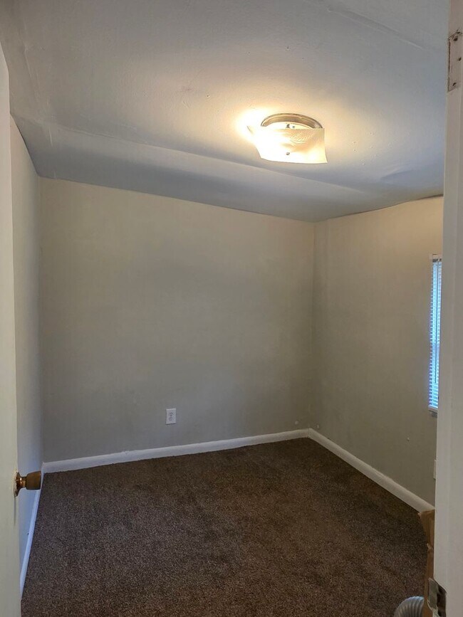 Building Photo - Knoxville 37921 - 3 bedroom 1 bath - call Lisa Vineyard or Shannon Russell 865-216-9334