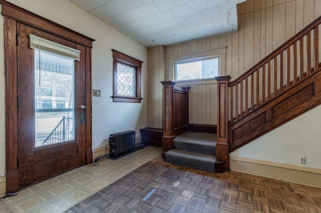 Building Photo - 5 bedroom, 2 bath home, close to U of I, MTD lines, local shopping & dining!! - Available August ...