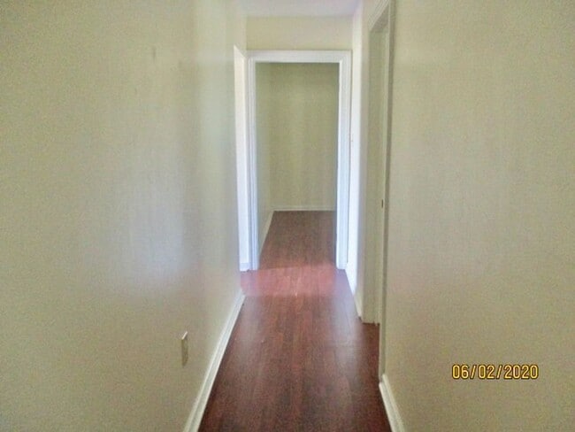 Building Photo - Country home that offers 3 bedrooms/1 bathroom