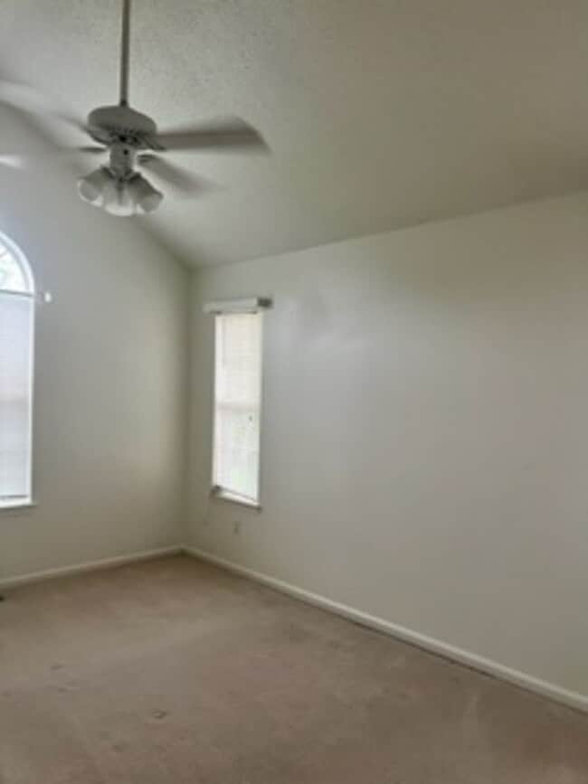 Building Photo - 2 Br 2 Bath