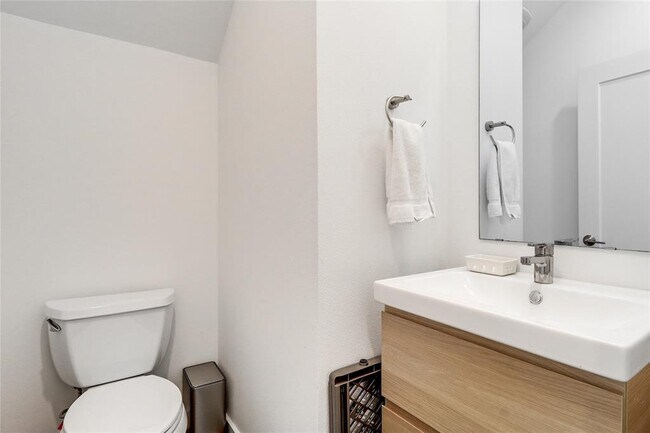 Building Photo - 2709 E 14th St