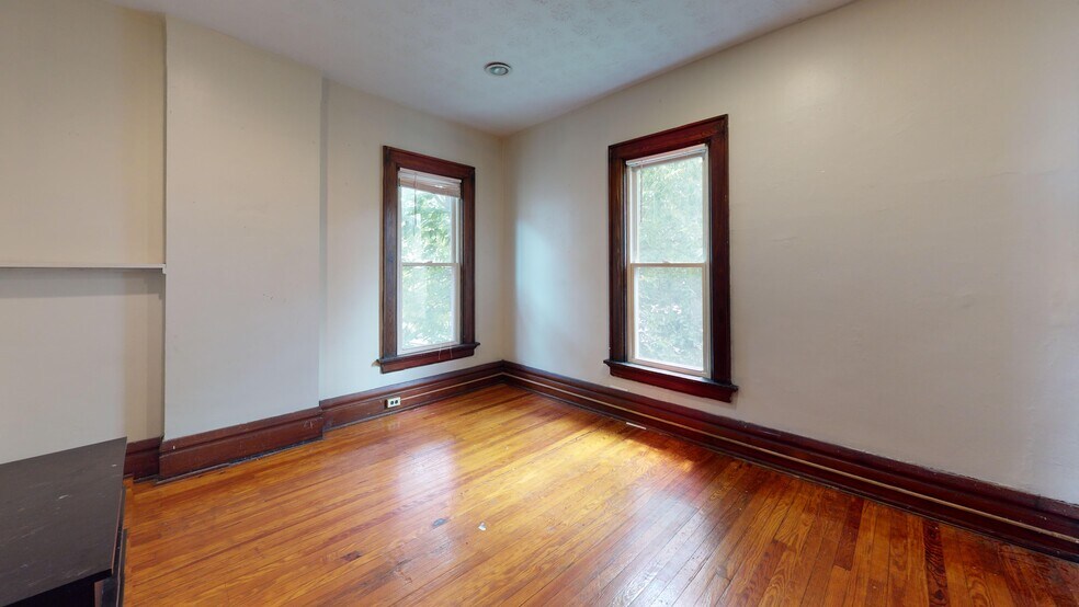 Building Photo - 155 E 13th Ave