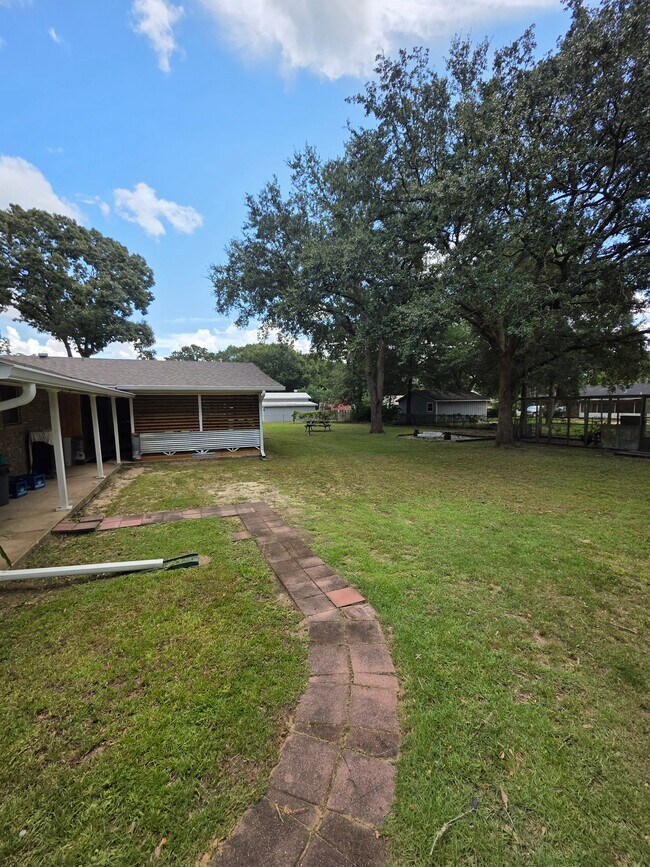 Building Photo - 318 Powell Dr