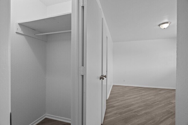 Building Photo - 320 E 4th St