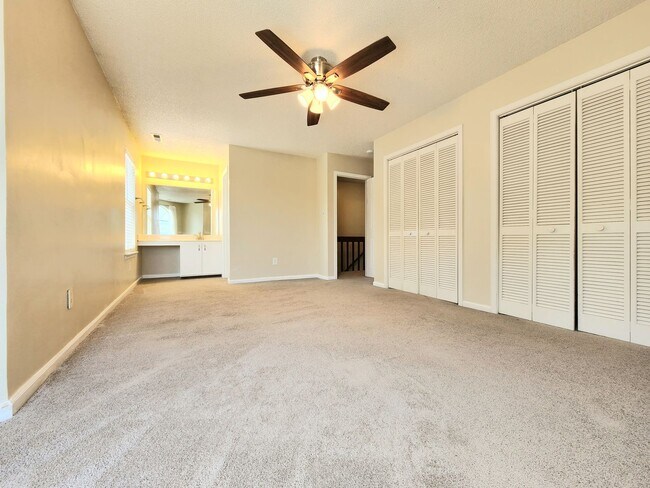 Building Photo - End Unit Townhouse in Chimny Hill