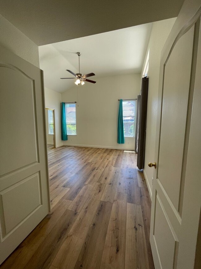 Building Photo - NEWLY LISTED & READY TO DAZZLE!