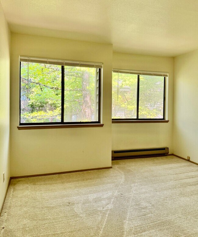 Building Photo - 1276 Bellevue Way NE