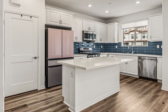 Building Photo - Highly upgraded 3 Bed 3 Bath Townhome with Resort Style Amenities