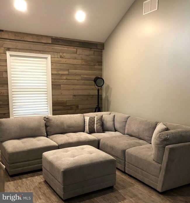 Building Photo - 723 McCormick Rd