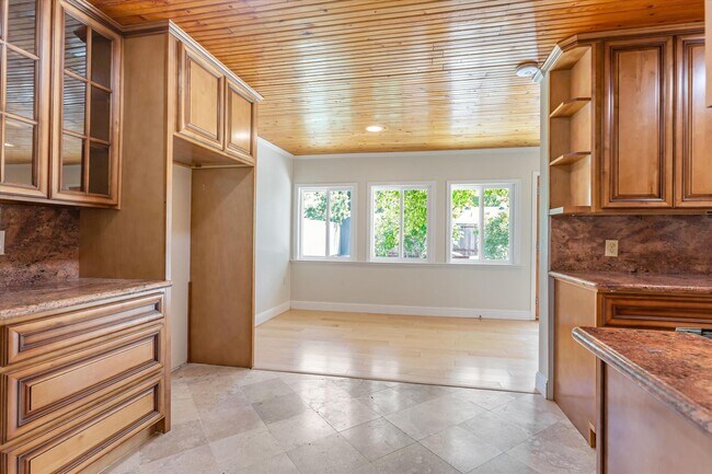 Building Photo - Family Home and In-Law Unit for Rent
