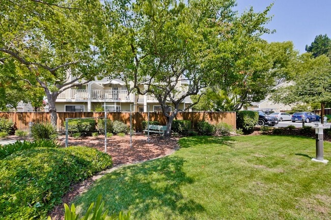 Building Photo - 2-Suite Townhome in Whisman Station Area | Easy Access to 101/237/85