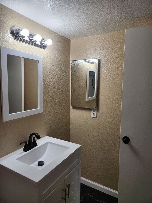 Building Photo - COMING SOON - 2 bedroom, 2 bath condo in Rohnert Park, Sonoma State Students welcome!