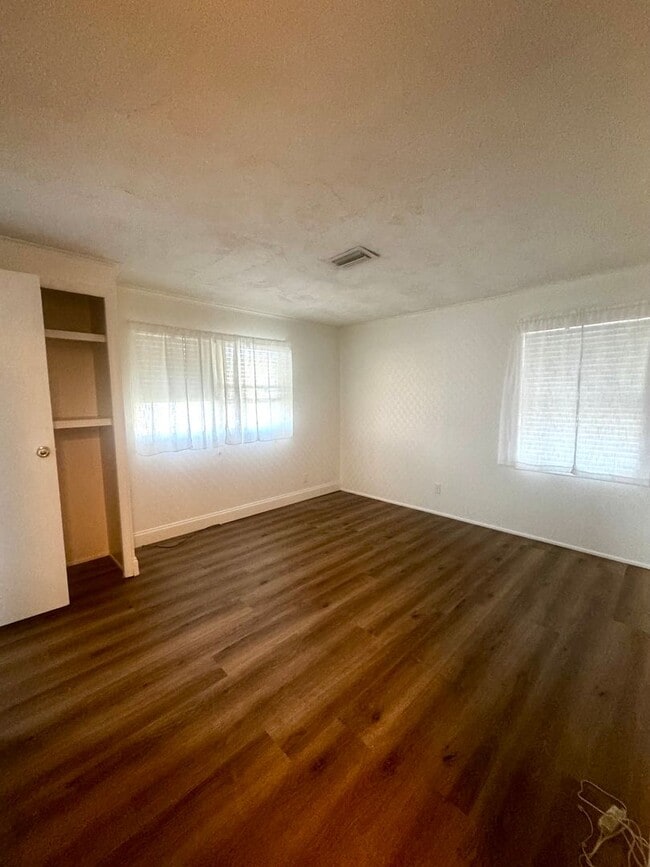 Building Photo - Welcome to your Florida retirement dream in desirable Hollywood Estates.