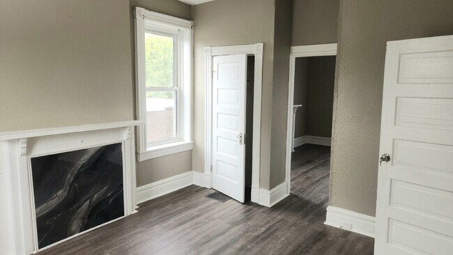 Building Photo - "Charming 3-Bedroom Retreat in the Heart o...