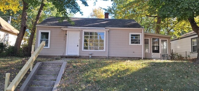 Primary Photo - 1819 S 24th St