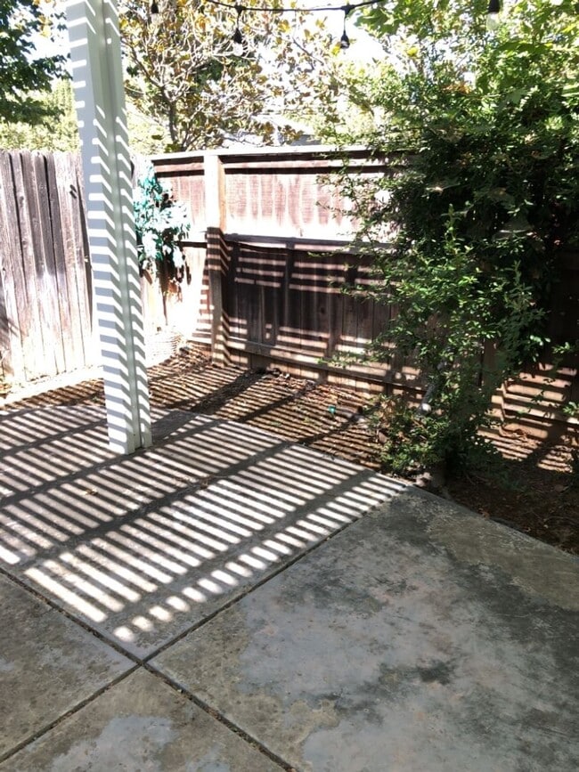 Building Photo - 3 Bed 2.5  Bath House in South Davis