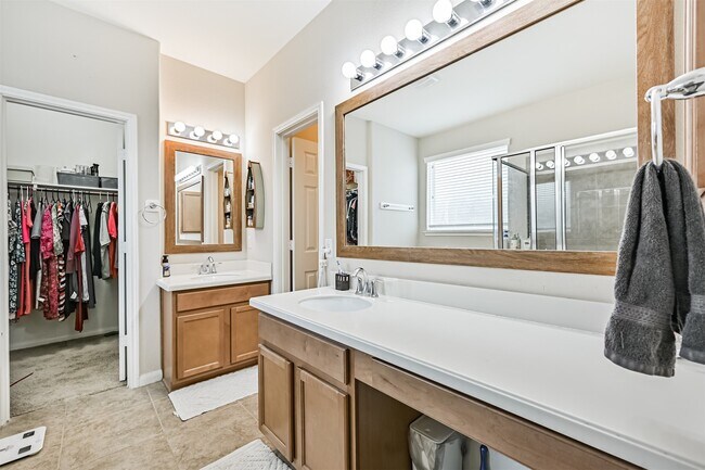 Building Photo - 2411 Lakecrest Town Dr