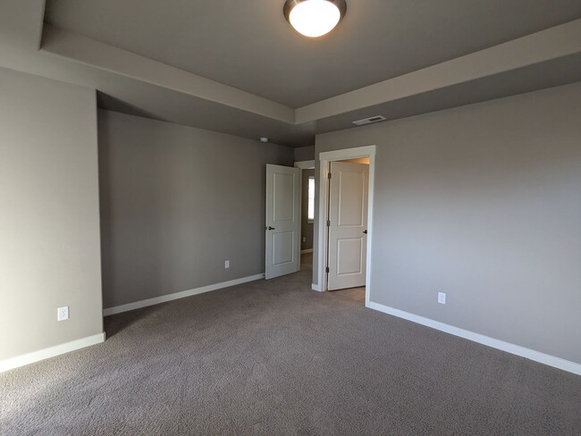 Building Photo - Newer 3 bedroom plus Den and Amenities in The Bridges