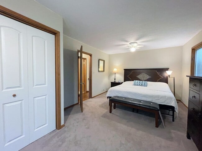 Building Photo - Updated 3 bed 2 bath home in great neighbo...