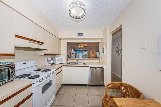 Building Photo - 6294 Bahia Del Mar Cir N