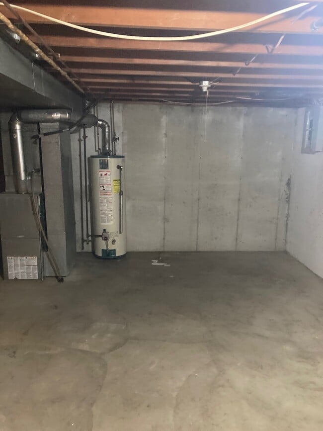 Building Photo - 27 Holly Dr