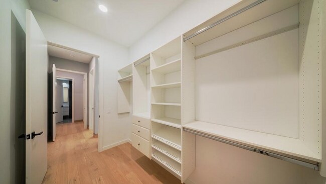 Building Photo - 2024 W Irving Park Rd