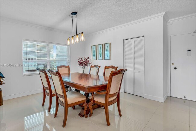 Building Photo - 500 Bayview Dr