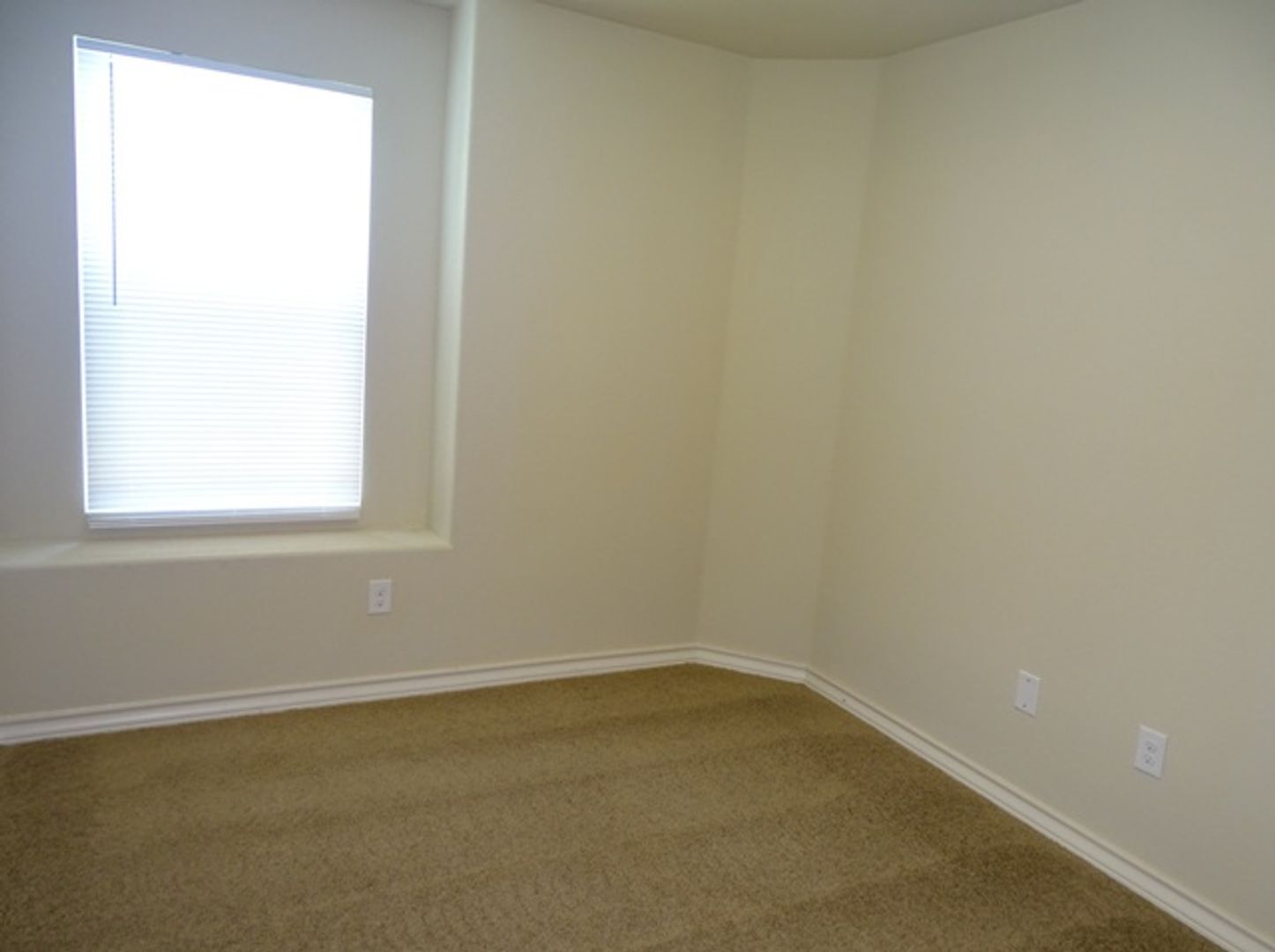 Building Photo - 7054 Lakeview Dr