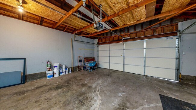 Building Photo - 3 Bedroom 2 Full Bath with Private Yard and 1 Car Garage !