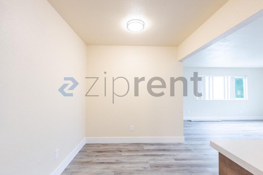 Building Photo - 4561 Ashcroft Ave