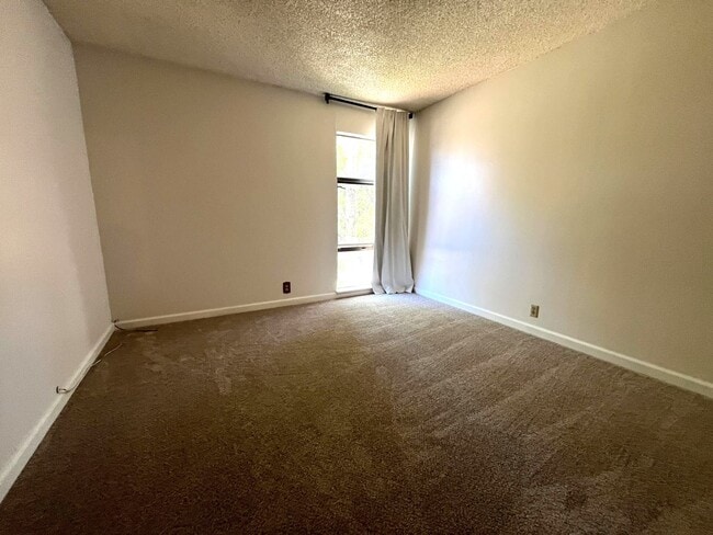Building Photo - Comfort & Convenience in the Heart of Concord