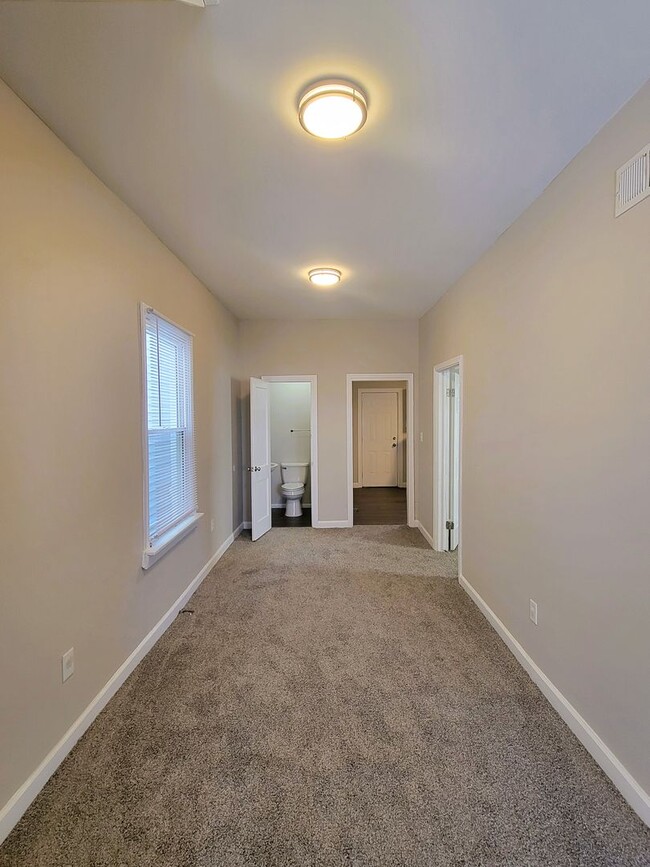 Building Photo - Remodeled rowhouse in Manchester
