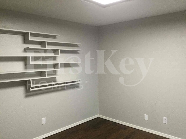 Building Photo - 717 Redbud Dr