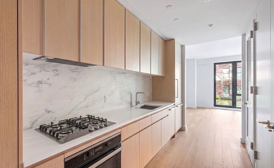Building Photo - 446 W 44th St