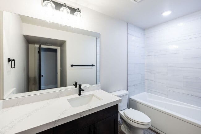 Building Photo - 715 Pine Ridge Ln