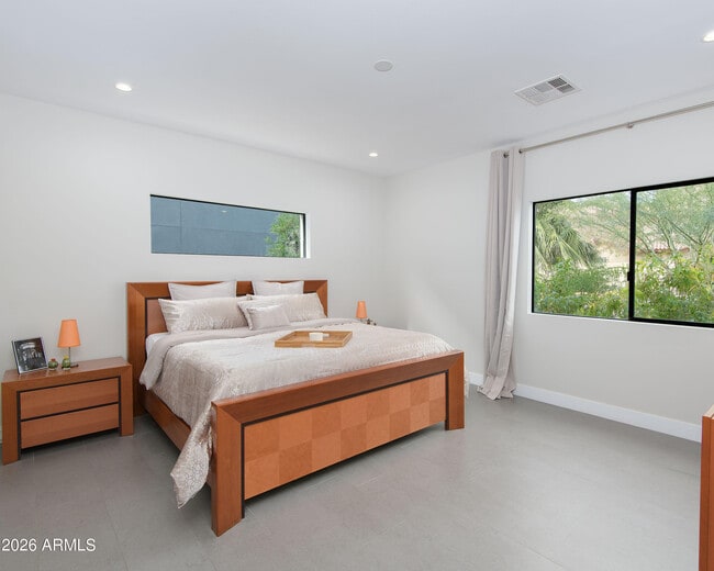 Building Photo - 2423 E Lincoln Cir