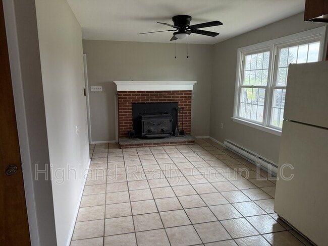 Building Photo - 152 Penn St