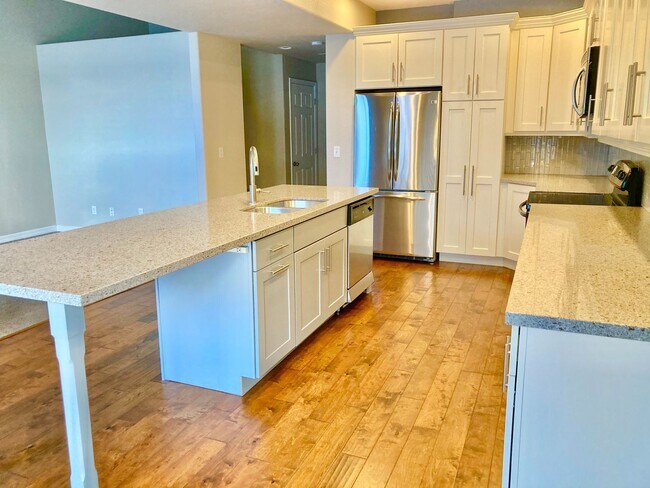 Building Photo - Lovely 3 Bedroom, 2.5 Bathroom Townhome