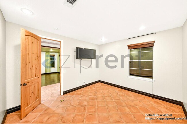 Building Photo - 1485 Clearview Cir