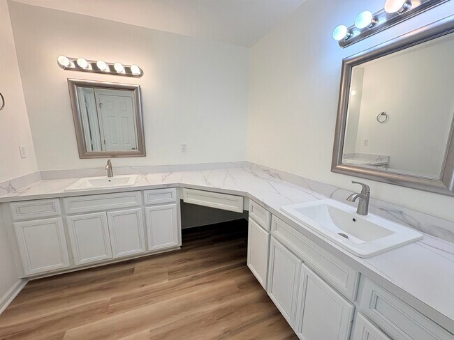 Building Photo - 4428 Siesta Ct