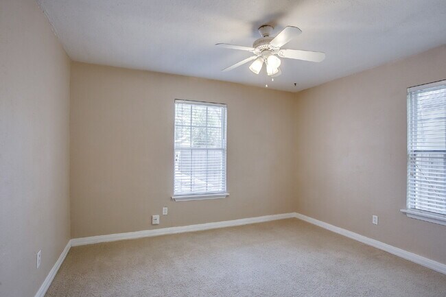 Building Photo - Large 4 bedroom in Tech Terrace ready to c...