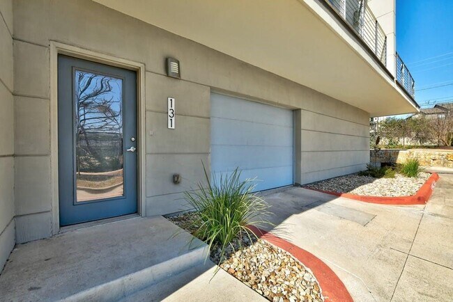 Building Photo - 604 N Bluff Dr