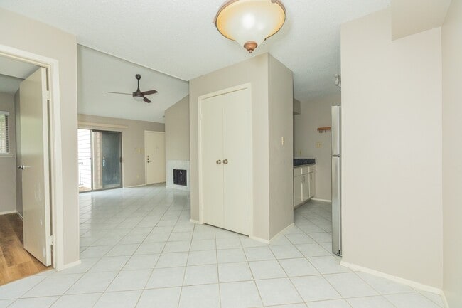 Building Photo - 7128 N Holiday Dr