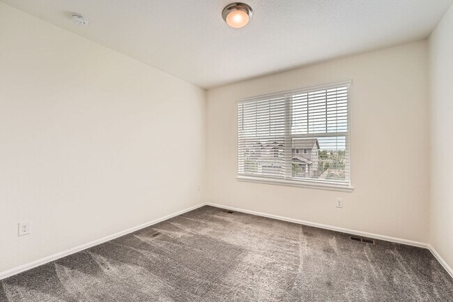 Building Photo - Beautiful 3 Bedroom Home in the desirable ...