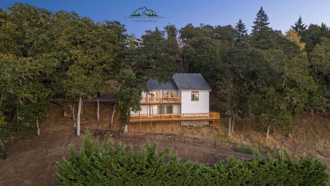 Building Photo - 4 bedroom 2.5 bathroom home with Panoramic views!