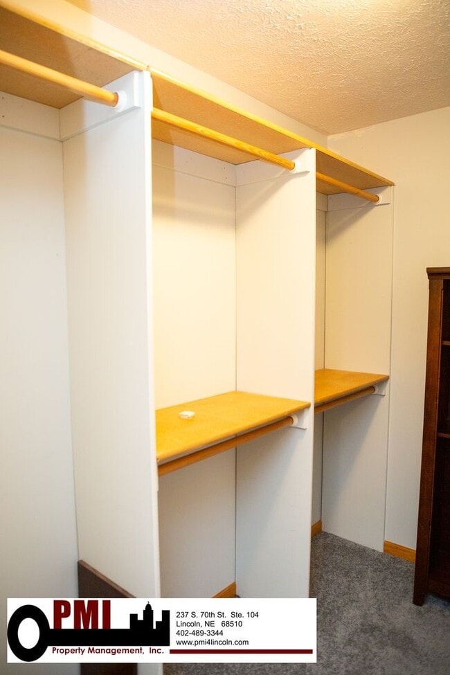 Building Photo - 3 Bedroom and 3 Bathroom Duplex. Available...