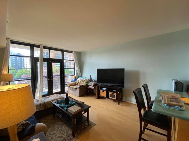 Building Photo - Lovely 1 BR + Den/1 BA Condo in Mount Vern...