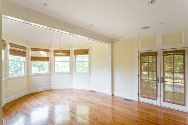 Building Photo - 11 Green St