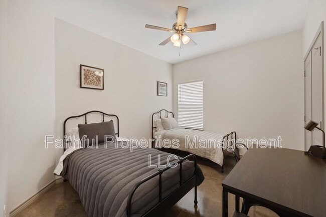 Building Photo - 10071 Shadow Wood Cir