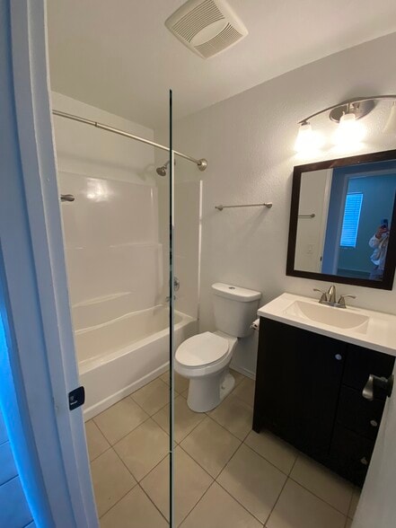 Full bathroom in hallway - 10044 Carlton Hills Blvd